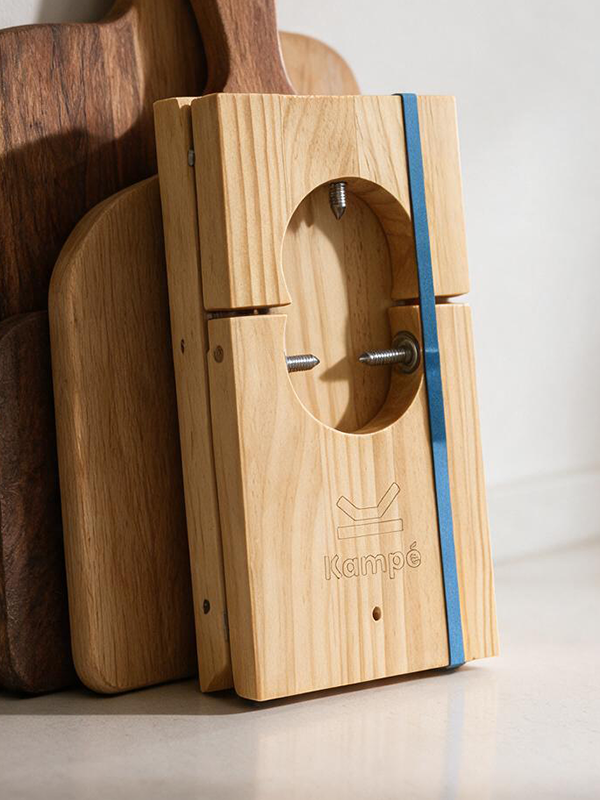Jamonero plegable Kampé apoyado entre tablas de corte