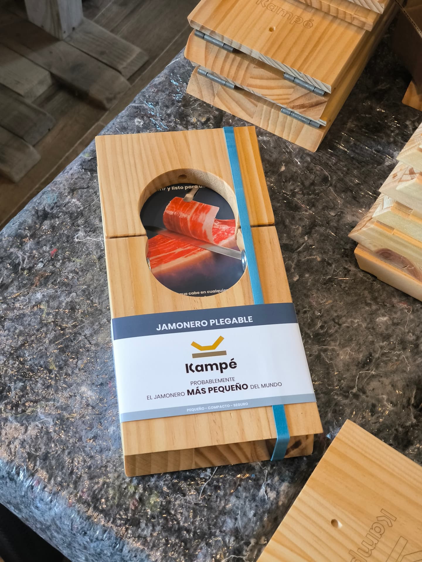 Jamonero plegable Kampé en su packaging, listo para distribución
