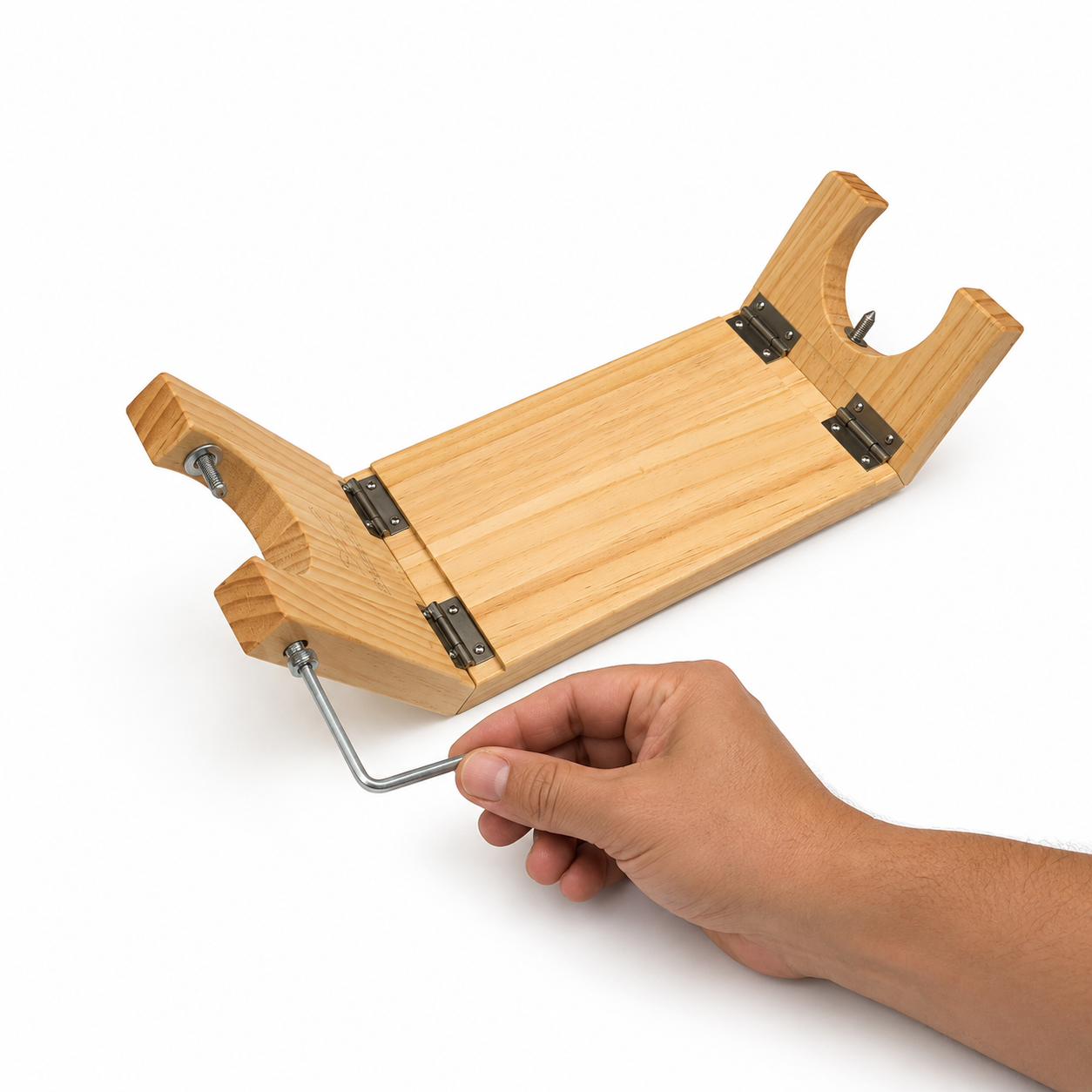 Aflojando los tornillos del jamonero plegable Kampé con la llave allen