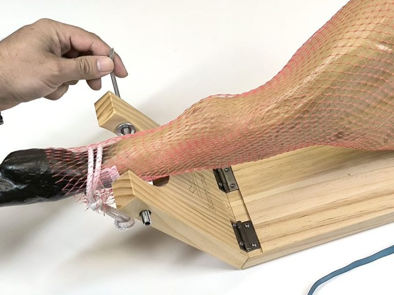 Detalle del sistema de apriete de jamonero Kampé