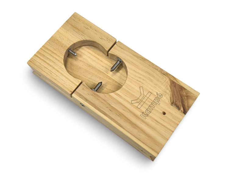 Jamonero plegable Kampé cerrado, mostrando su tamaño compacto de madera y acero inoxidable